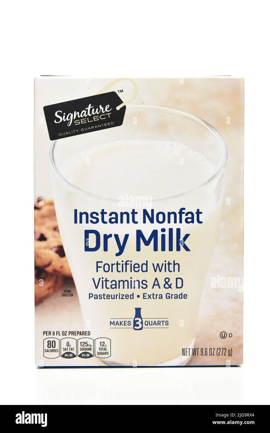 IRVINE, CALIFORNIA - 8 LUG 2022: A box of Signature Select Instant Nonfat Dry Milk. Foto Stock