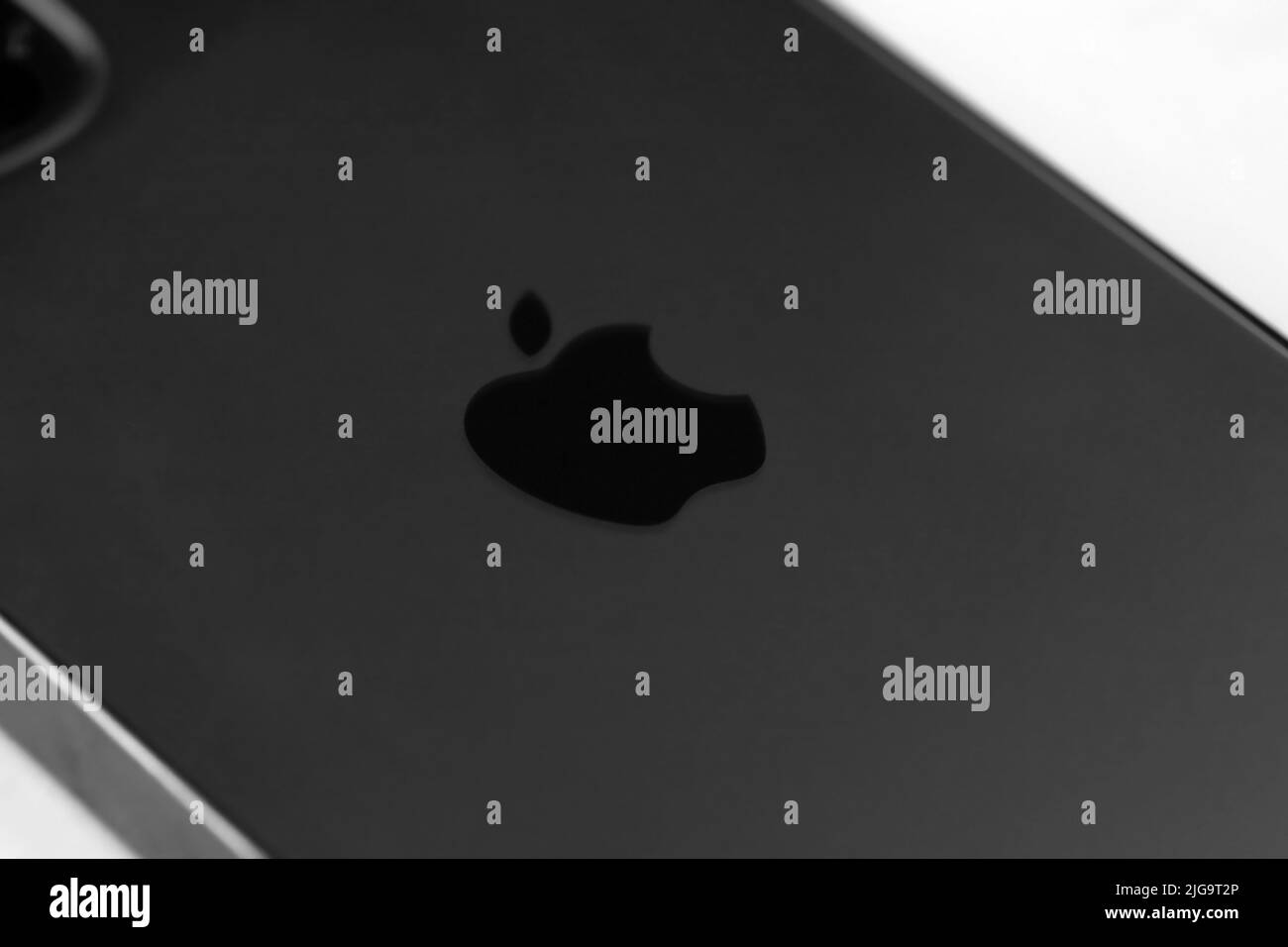 KHARKIV, UCRAINA - 27 GENNAIO 2021: Smartphone Apple iPhone 12 pro nuovo modello di marca con base IOS su sfondo bianco. Apple Inc. È un tecnico americano Foto Stock