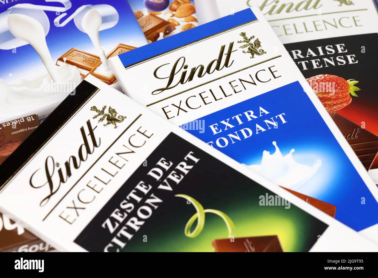 KHARKIV, UCRAINA - 18 DICEMBRE 2020: Lindt Chocolate bars su sfondo bianco. Lindt and Spruengli AG è un'azienda svizzera di cioccolato e pasticceria Foto Stock