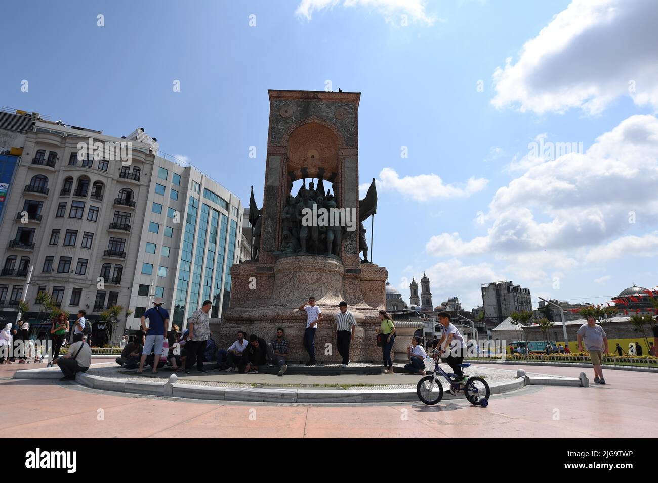 Istanbul, Turchia. 8th luglio 2022. La gente si vede in Piazza Taksim a Istanbul, Turchia, il 8 luglio 2022. Gli specialisti della salute turchi hanno messo in guardia contro un aumento dei casi COVID-19 in tutta la Turchia, esortando le autorità a prendere precauzioni immediate. Credit: Shadati/Xinhua/Alamy Live News Foto Stock