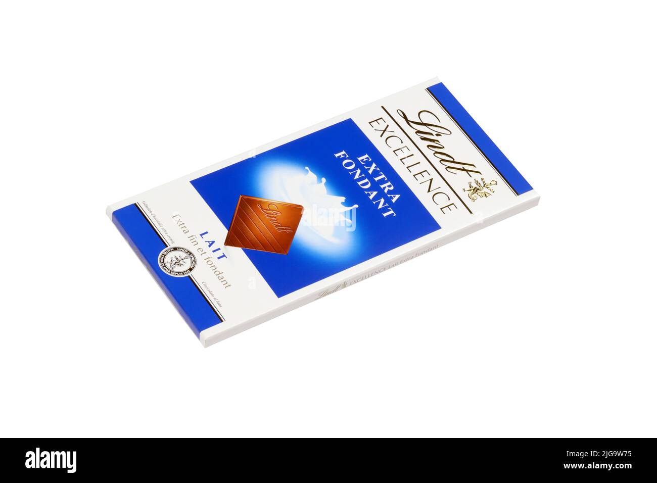 KHARKIV, UCRAINA - 18 DICEMBRE 2020: Cioccolato Lindt su sfondo bianco. Lindt and Spruengli AG è una società svizzera di cioccolato e pasticceria kno Foto Stock