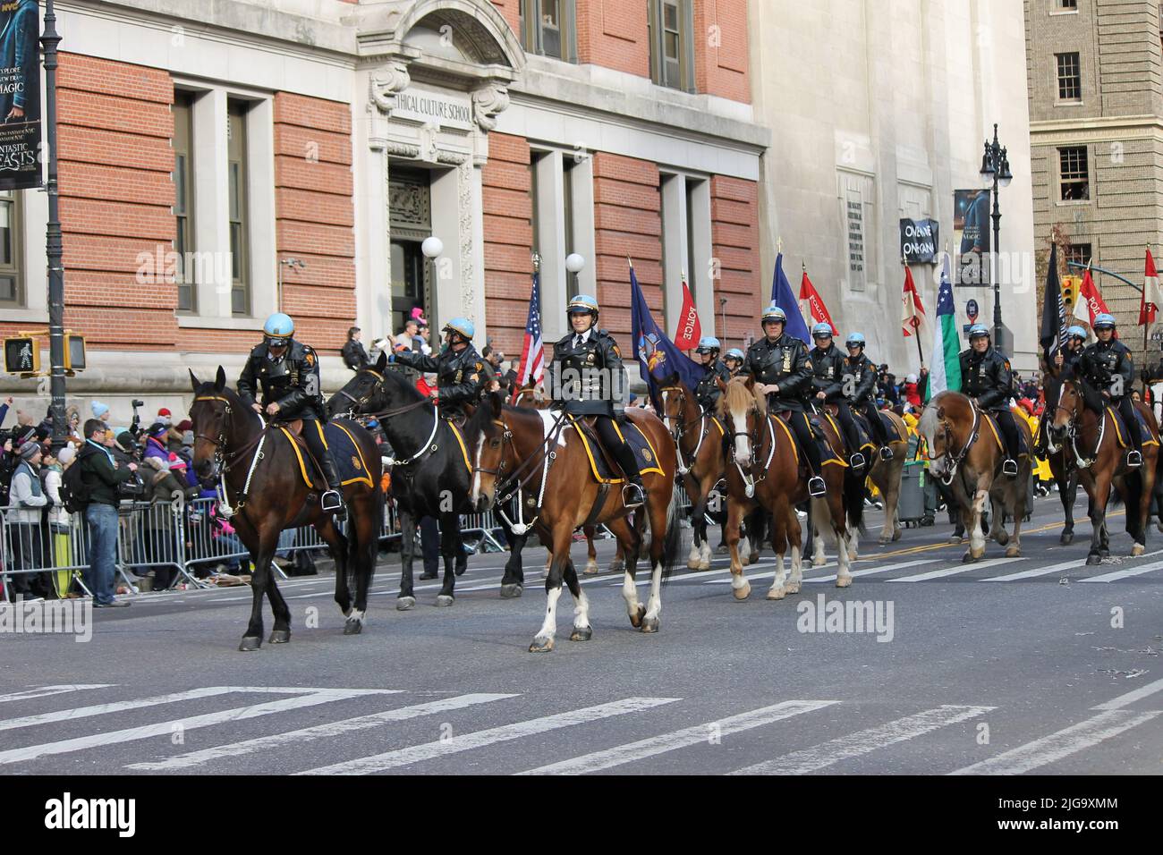 Unità di polizia equestre alla Macy's Thanksgiving Day Parade, New York, USA Foto Stock