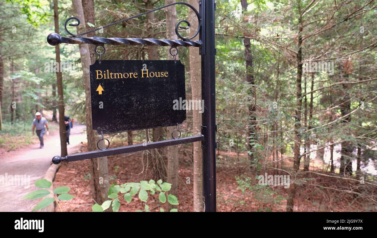 Segno su un percorso che punta verso la Casa Biltmore sulla tenuta Biltmore ad Asheville, Carolina del Nord, Stati Uniti; palazzo, museo, attrazione turistica. Foto Stock