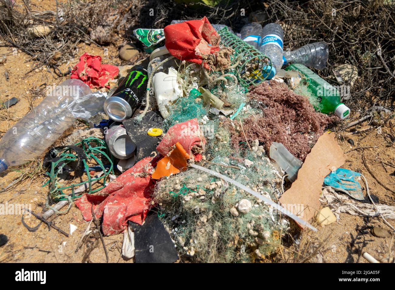 Inquinamento marino raccolto sulle spiagge, inquinamento dovuto a materie plastiche, vecchie reti, bottiglie e funi. Salvare l'oceano dall'inquinamento. Raccolta di rifiuti. Foto Stock