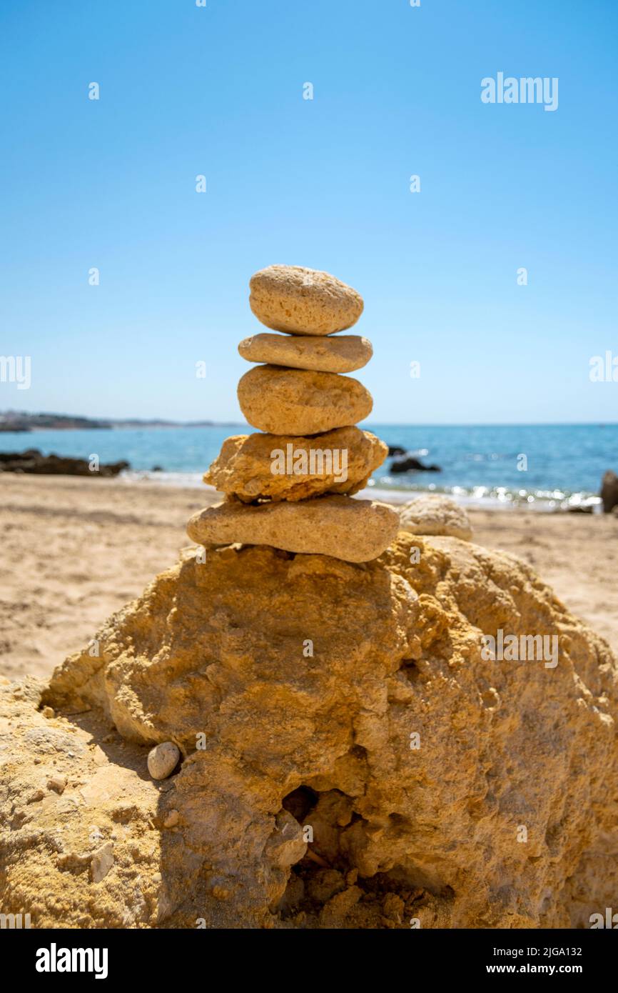 Rocce Mariolas, equilibrio verticale con rocce da spiaggia, zen e vista sulla salute mentale vicino all'oceano. Libera le viste spirituali, la consapevolezza e naturale. Foto Stock