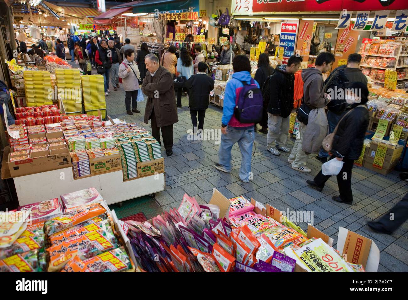 Una vivace scena notturna di acquirenti e negozi illuminati al crepuscolo in Ameyoko Street Ueno, Tokyo, Giappone Foto Stock