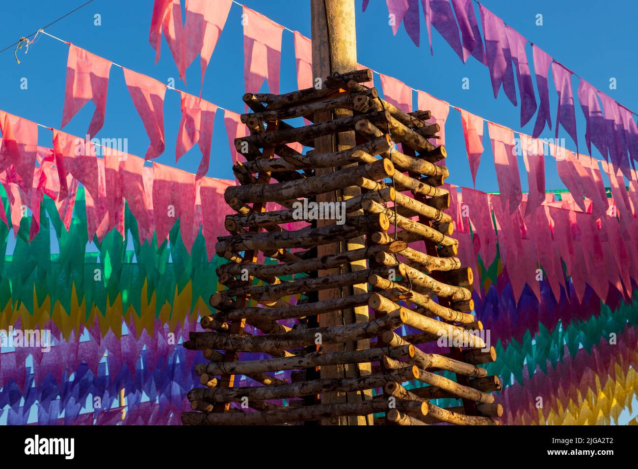 festa junina decoration - falò decorativo e bandiere colorate Foto Stock
