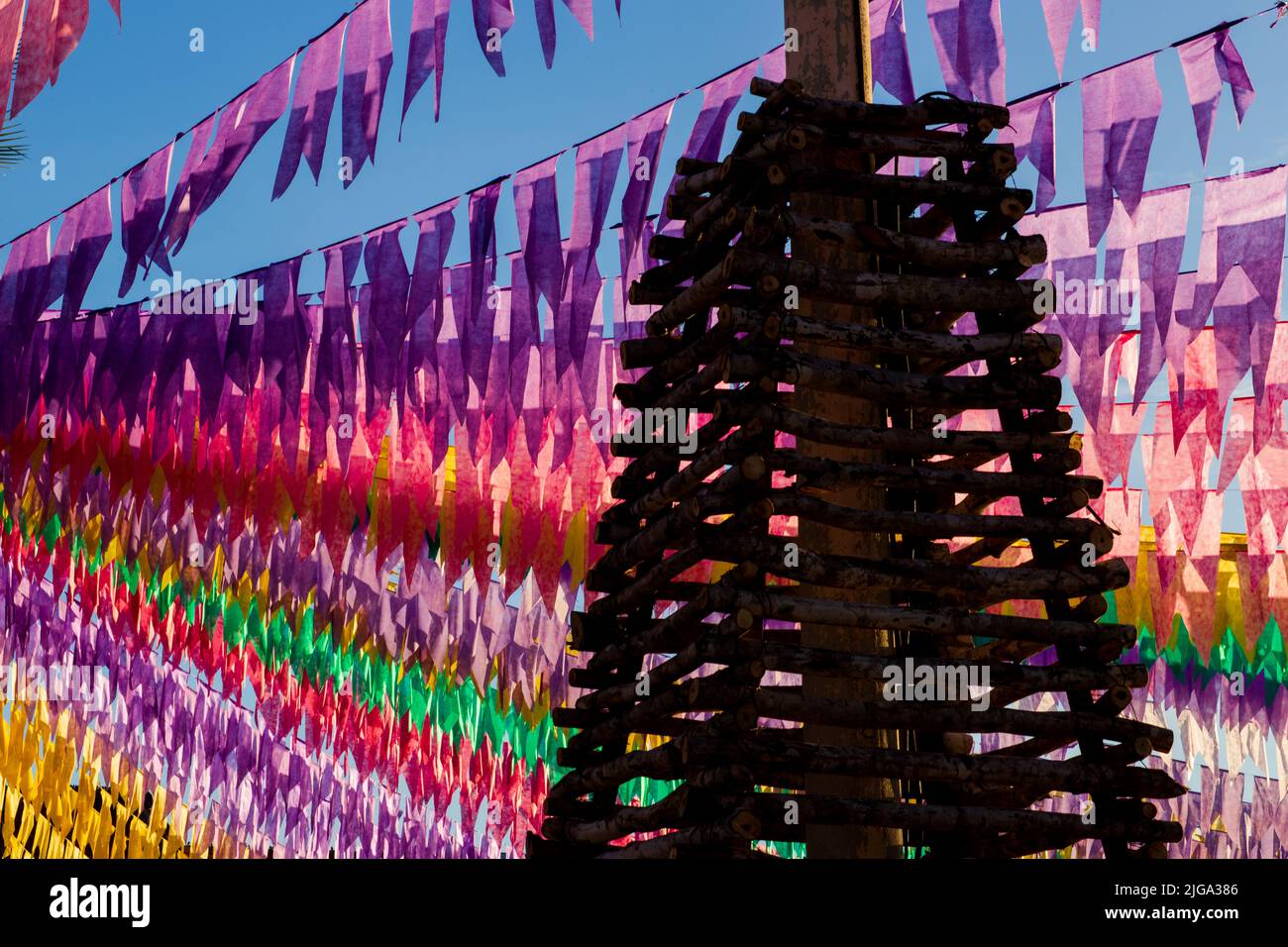 festa junina decoration - falò decorativo e bandiere colorate Foto Stock