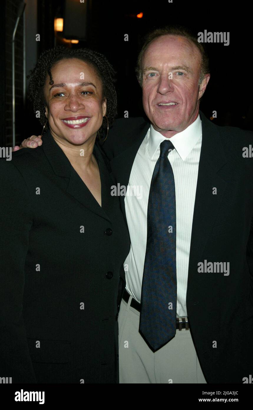 S. Epata Merkerson e James Caan partecipano alla NBC 2003-04 Upfront Party a Man Ray a New York il 12 maggio 2003. Photo Credit: Henry McGee/MediaPunch Foto Stock