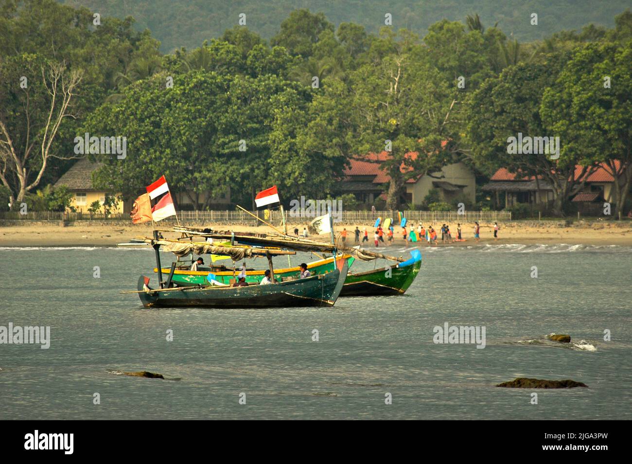 Barche da pesca al largo della spiaggia di Carita a Pandeglang, Banten, Indonesia. Foto Stock