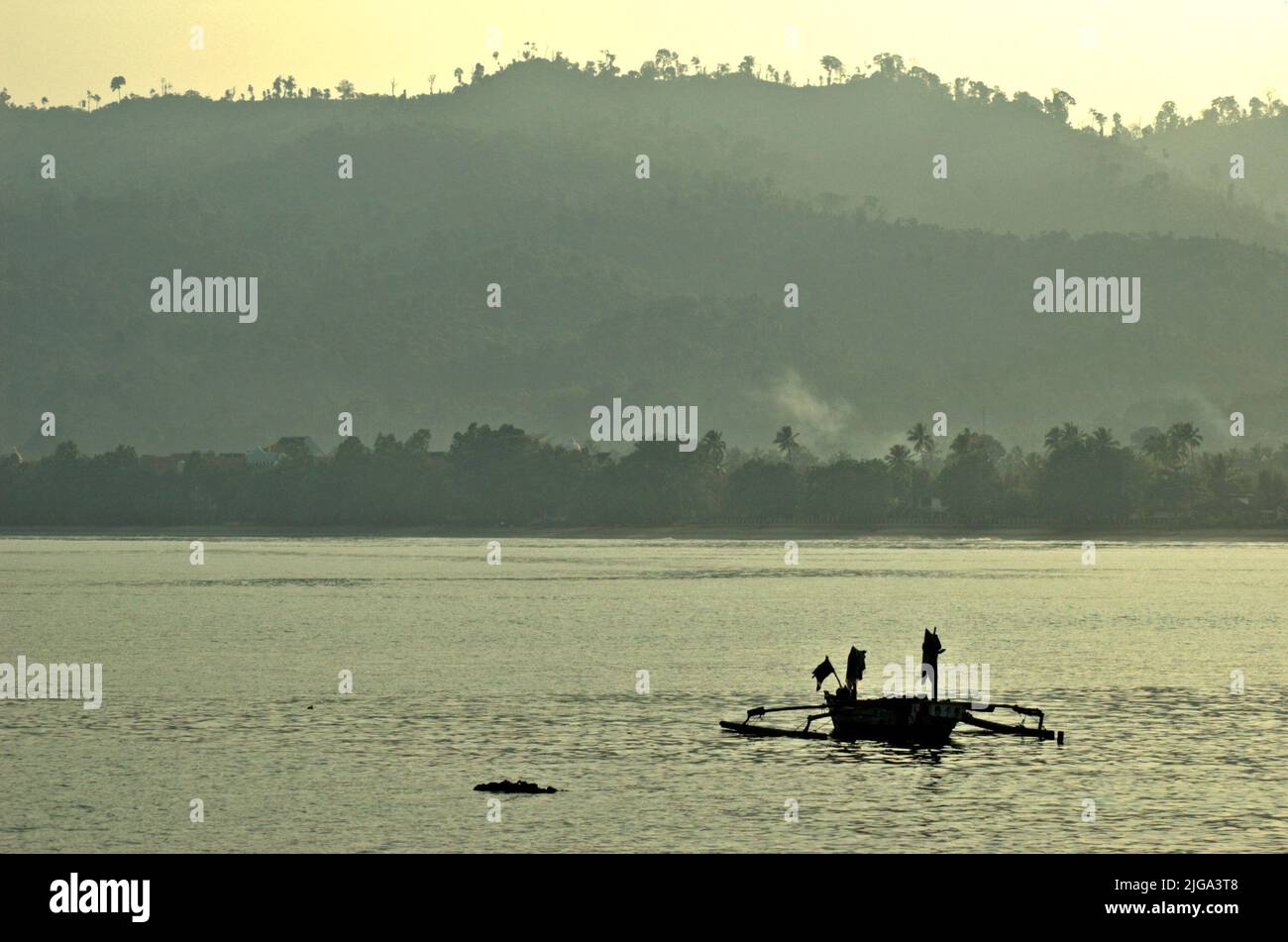 Una tradizionale barca da pesca al largo della spiaggia di Carita a Pandeglang, Banten, Indonesia. Foto Stock