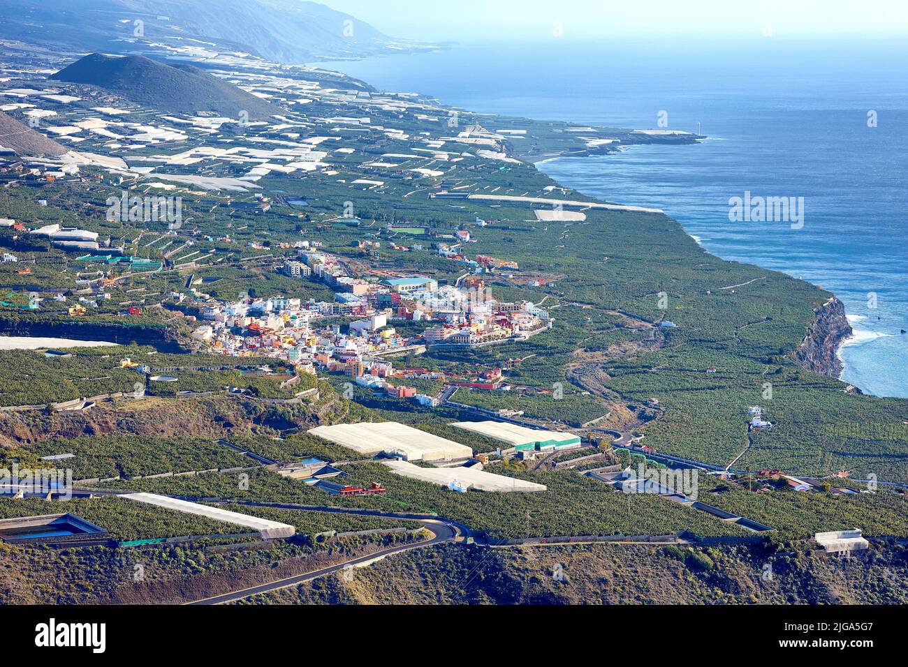 Sopra la vista paesaggio delle piantagioni di frutta fuori la città di Llanos, la Palma, Spagna. Colline panoramiche tropicali, mare e oceano, città agricola e architettura Foto Stock