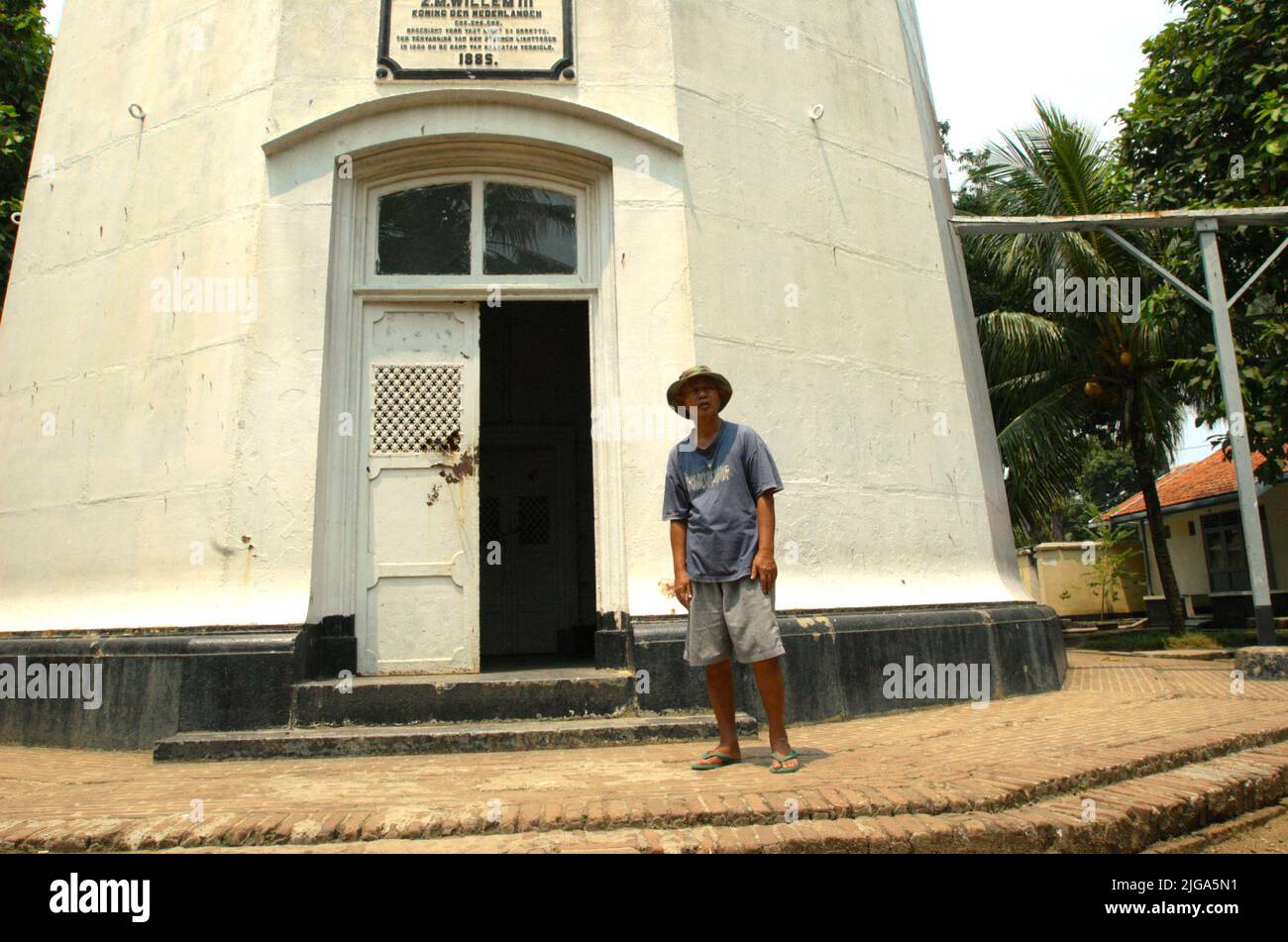 Ritratto di un custode del faro al faro di Cikoneng (faro di Anyer) ad Anyer, Serang, Banten, Indonesia. Foto Stock