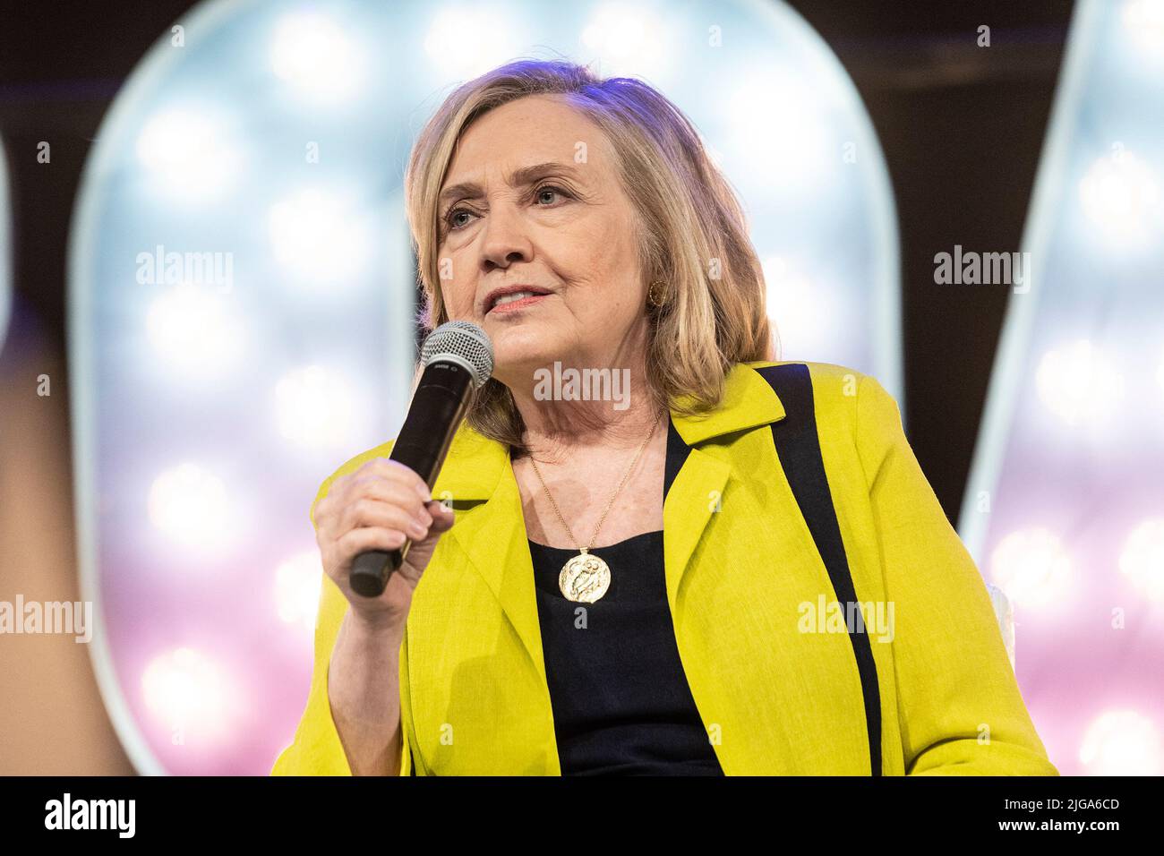 8 luglio 2022, New York, New York, Stati Uniti: Hillary Rodham Clinton modera Here's to the Ladies Panel durante il BroadwayCon Day 1 al Manhattan Center (Credit Image: © Lev Radin/Pacific Press via ZUMA Press Wire) Foto Stock