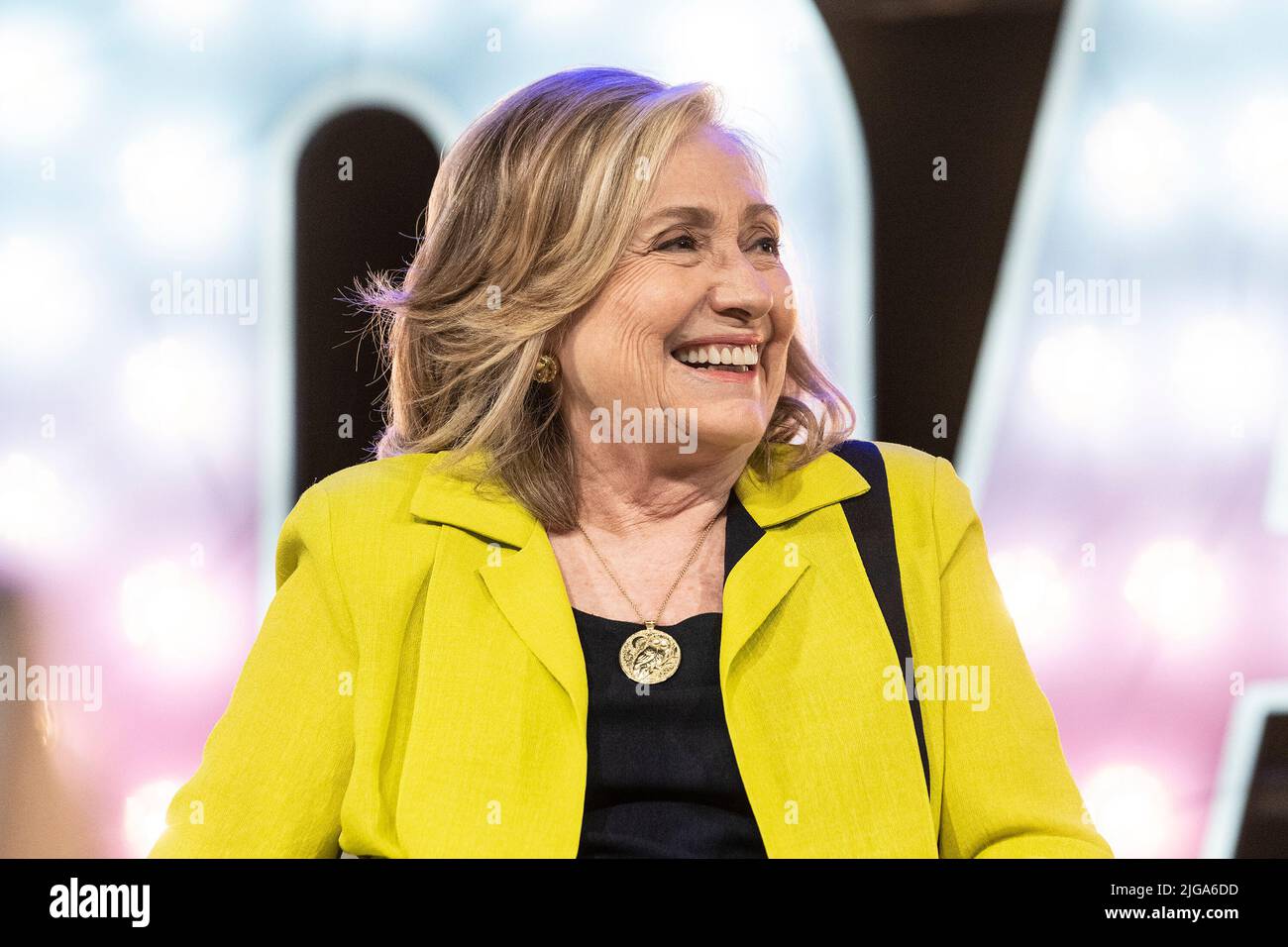 8 luglio 2022, New York, New York, Stati Uniti: Hillary Rodham Clinton modera Here's to the Ladies Panel durante il BroadwayCon Day 1 al Manhattan Center (Credit Image: © Lev Radin/Pacific Press via ZUMA Press Wire) Foto Stock