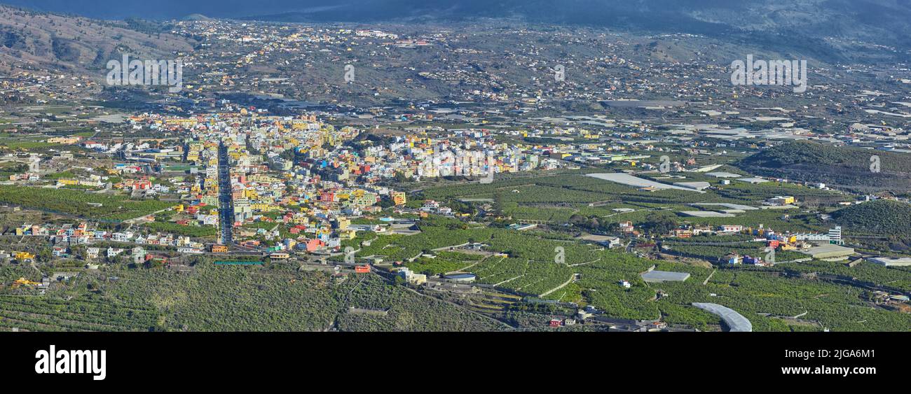 Vista aerea del paesaggio delle piantagioni di frutta fuori della città di la Palma, Spagna. Colline panoramiche tropicali, agricoltura, infrastrutture e architettura Foto Stock