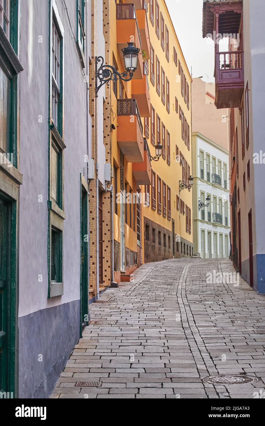 Vista panoramica sulla strada di vecchie case storiche vivaci, edifici residenziali e infrastrutture tradizionali in vicolo strada. Turismo all'estero, all'estero Foto Stock