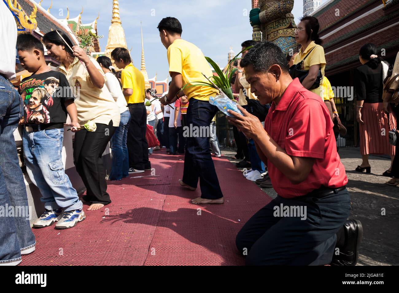 Gente in preghiera, Wat Phra Kaew, Grande palazzo reale (tempio di smeraldo), Tempio del Buddha di Smeraldo, Bangkok, Thailandia, Sud-Est asiatico, Asia Foto Stock