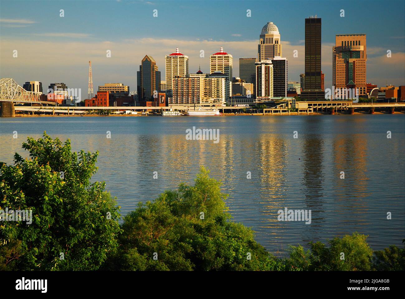 Lo skyline di Louisville, Kentucky, sorge lungo le rive del fiume Ohio e si riflette nelle acque Foto Stock