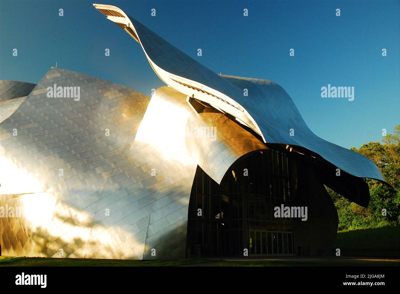 Il Fisher Performing Arts Center, nel campus del Bard College, mostra i metalli e le curve lucide, le firme architettoniche di Frank Gehry Foto Stock