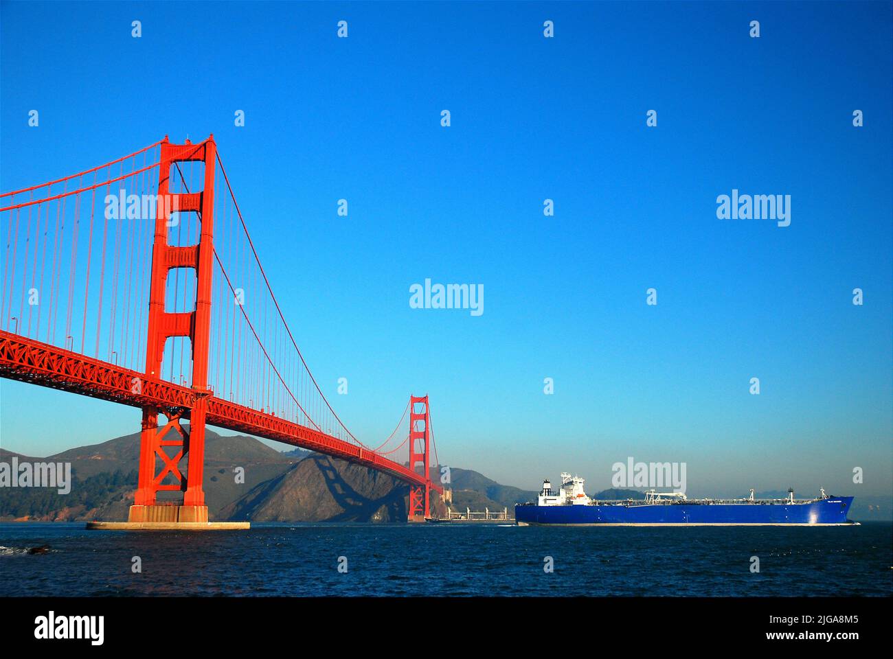 Una nave cisterna passa sotto il Golden Gate Bridge per il porto e il molo della Baia di San Francisco Foto Stock