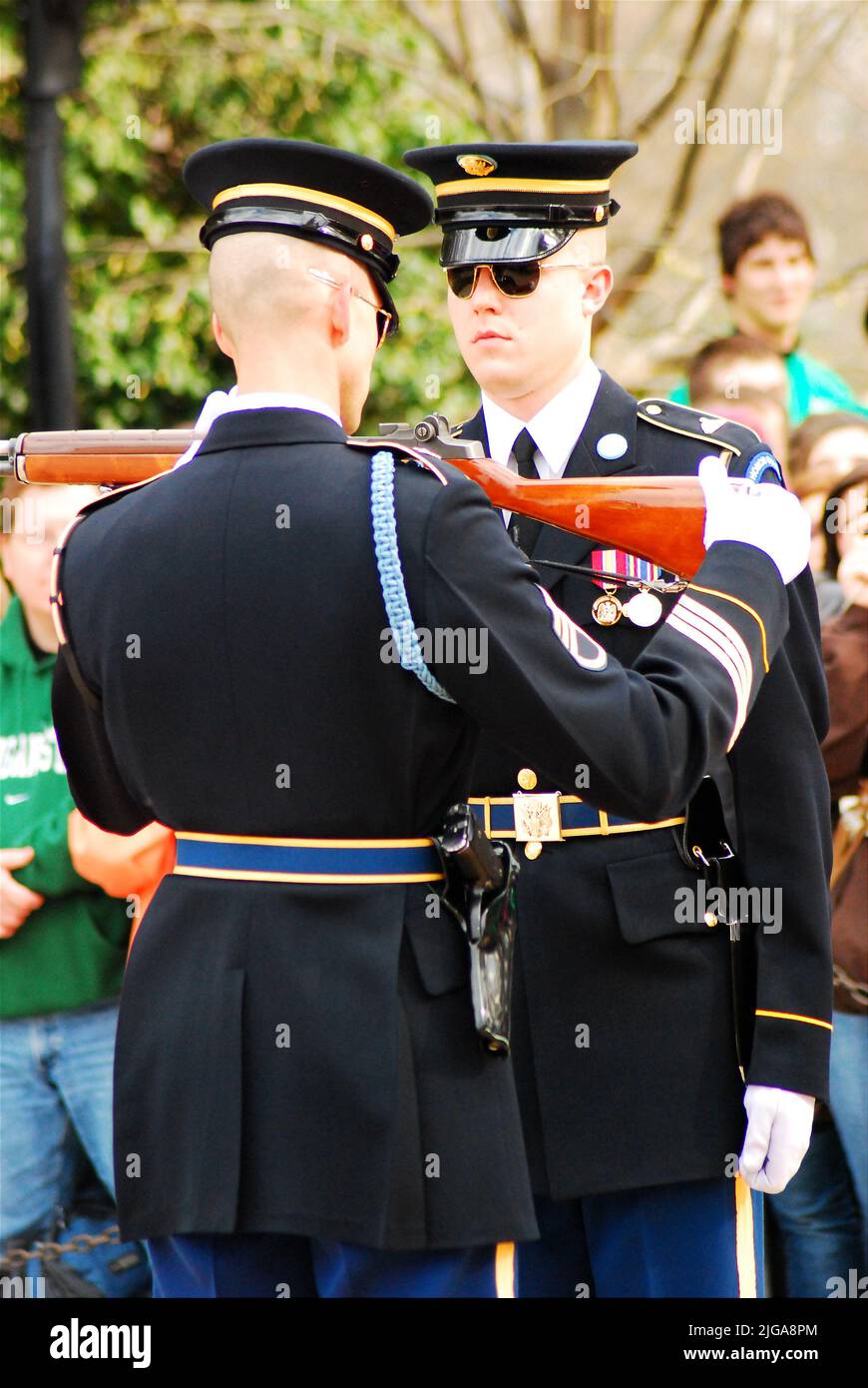 Una guardia d'onore alla Tomba del Milite Ignoto al Cimitero Nazionale di Arlington viene ispezionato prima del cambio della cerimonia della guardia Foto Stock