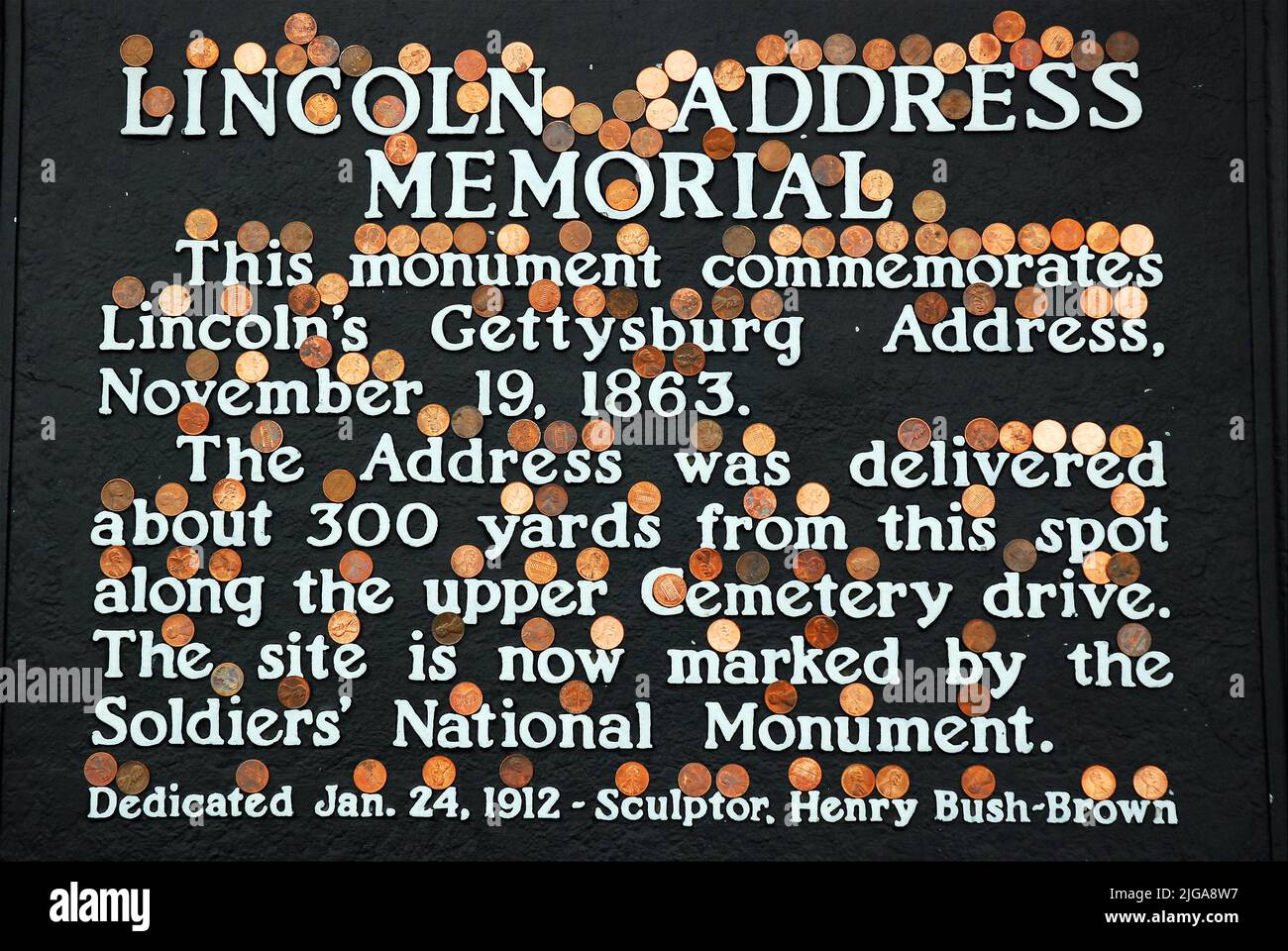 Secondo la tradizione, la gente posiziona i Lincoln Pennies sulla targa onorando il suo discorso di Gettysburg al cimitero nazionale di Gettysburg vicino al campo di battaglia Foto Stock