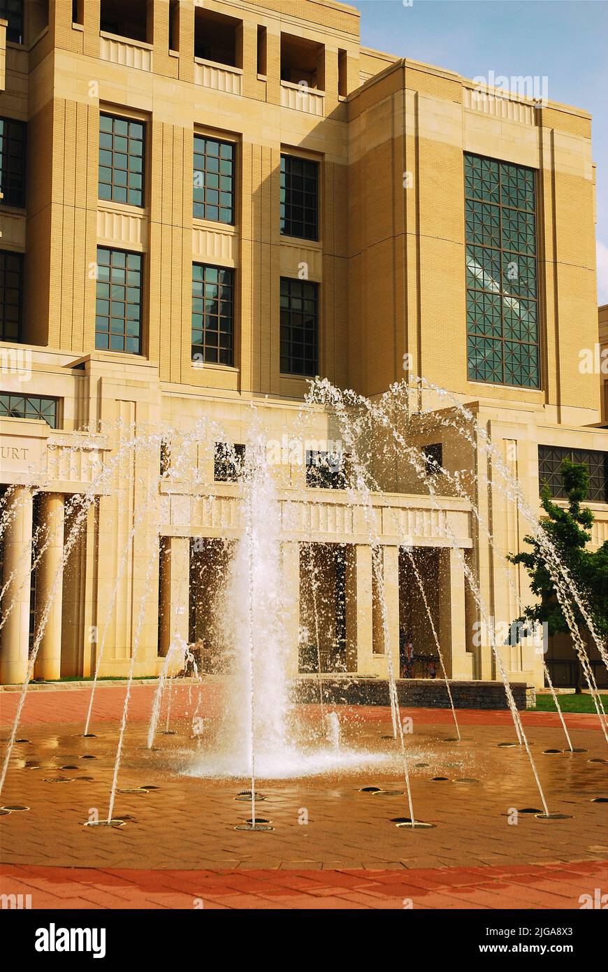 Le fontane sgorgano al di fuori del moderno tribunale della contea di Fayette, dove la legge è decisa a Lexington Kentucky Foto Stock