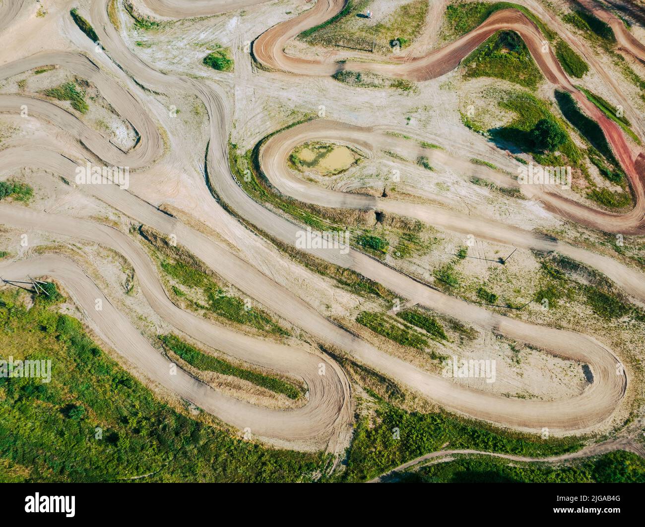 Pista di motocross nel mezzo di una campagna verde. Vista aerea. Foto Stock