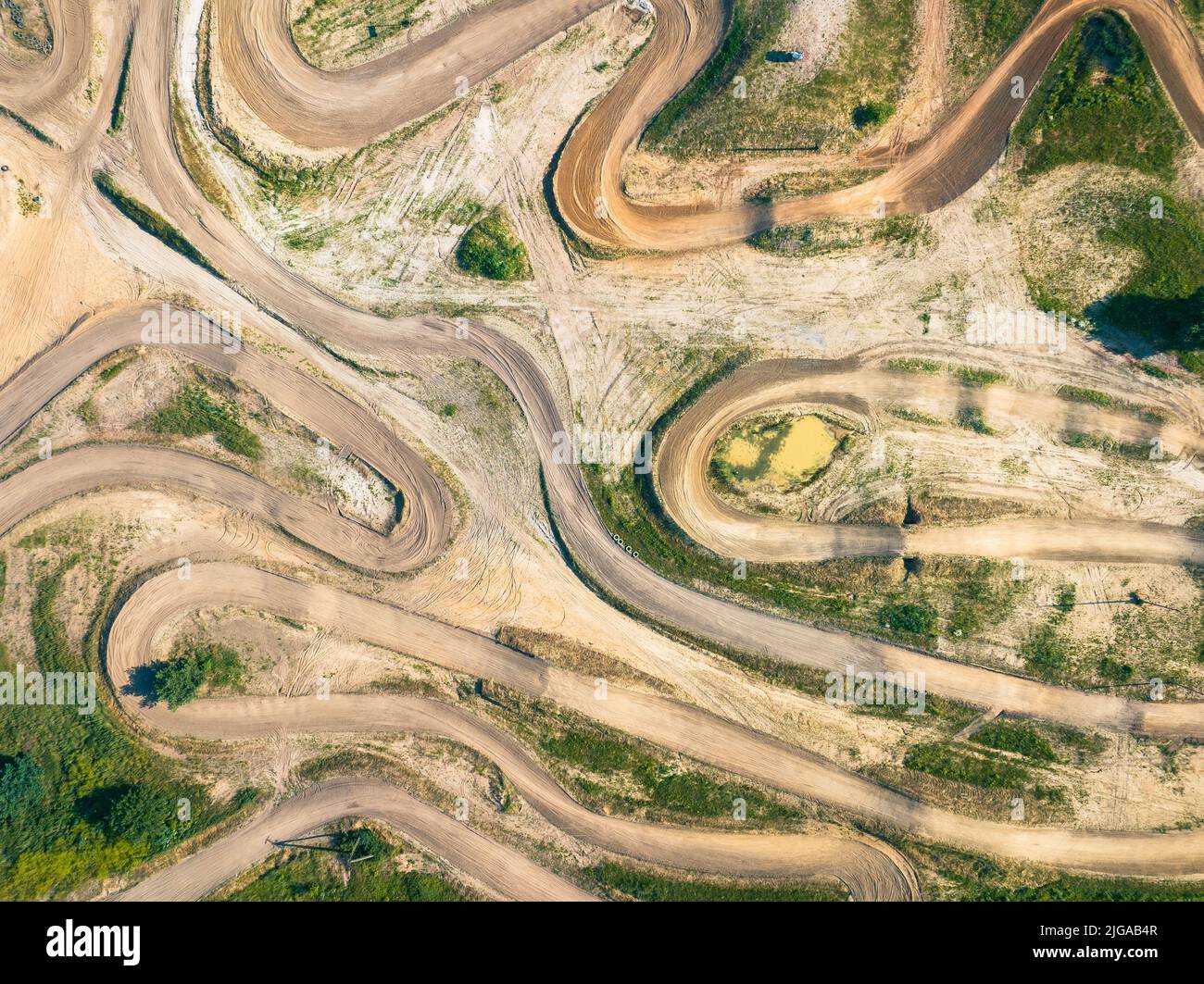Pista di motocross nel mezzo di una campagna verde. Vista aerea. Foto Stock