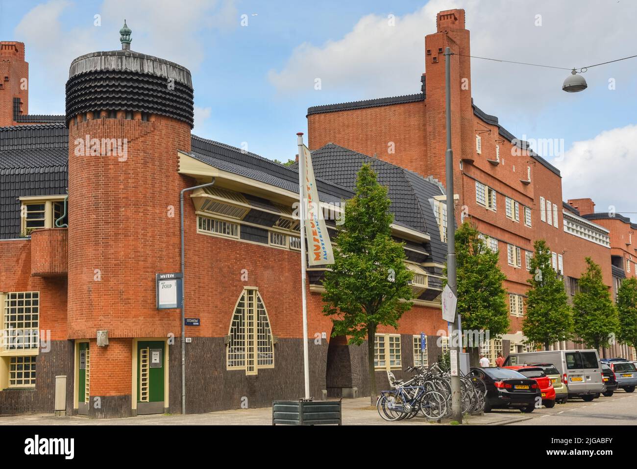 Amsterdam, Paesi Bassi. Giugno 2022. Vista del caratteristico edificio residenziale in mattoni nello stile della Scuola di Amsterdam a Spaarndammerbuurt, Amster Foto Stock
