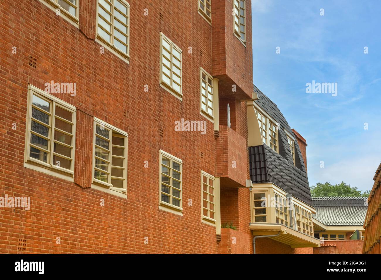 Amsterdam, Paesi Bassi. Giugno 2022. Vista del caratteristico edificio residenziale in mattoni nello stile della Scuola di Amsterdam a Spaarndammerbuurt, Amster Foto Stock