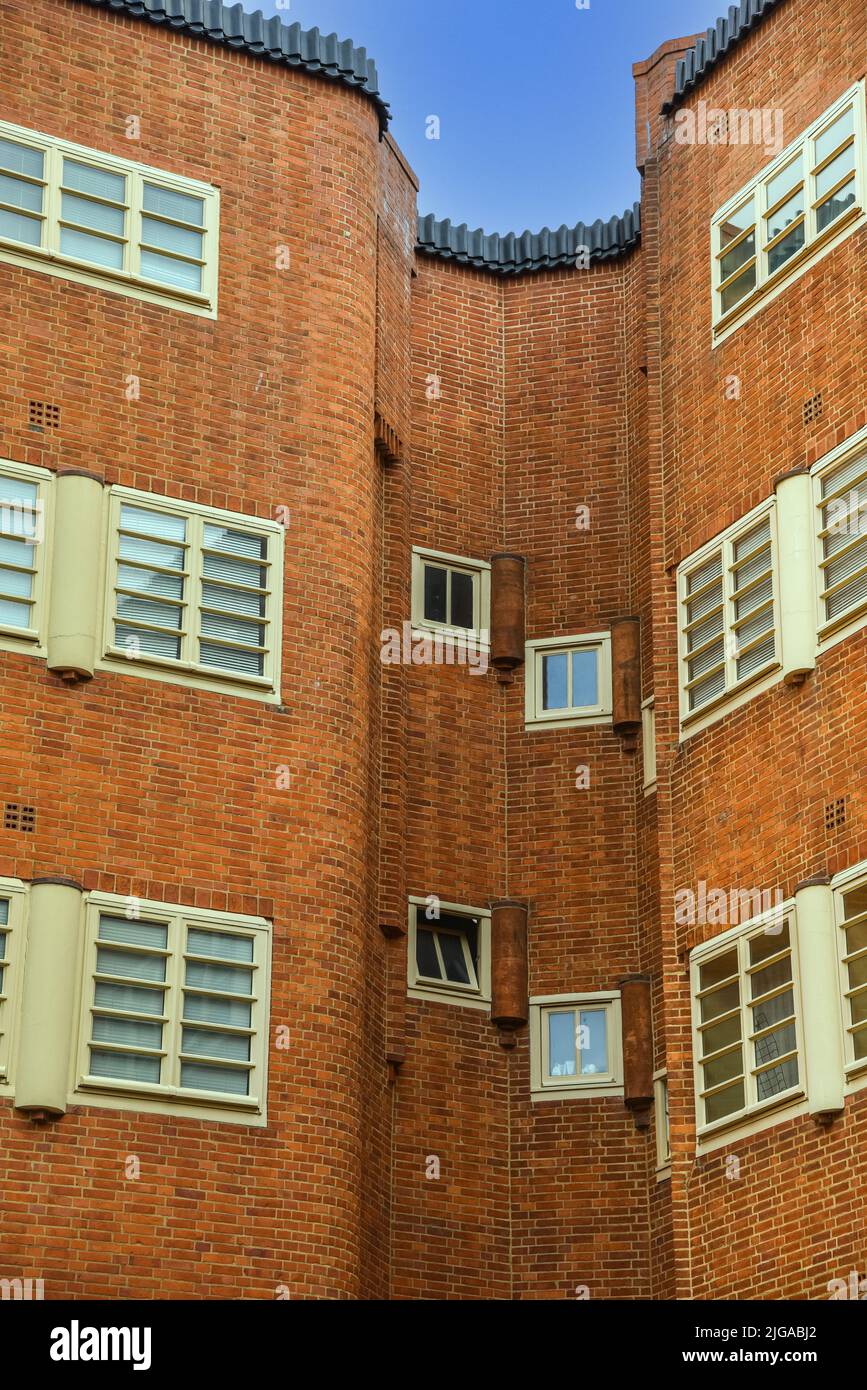 Amsterdam, Paesi Bassi. Giugno 2022. Vista del caratteristico edificio residenziale in mattoni nello stile della Scuola di Amsterdam a Spaarndammerbuurt, Amster Foto Stock
