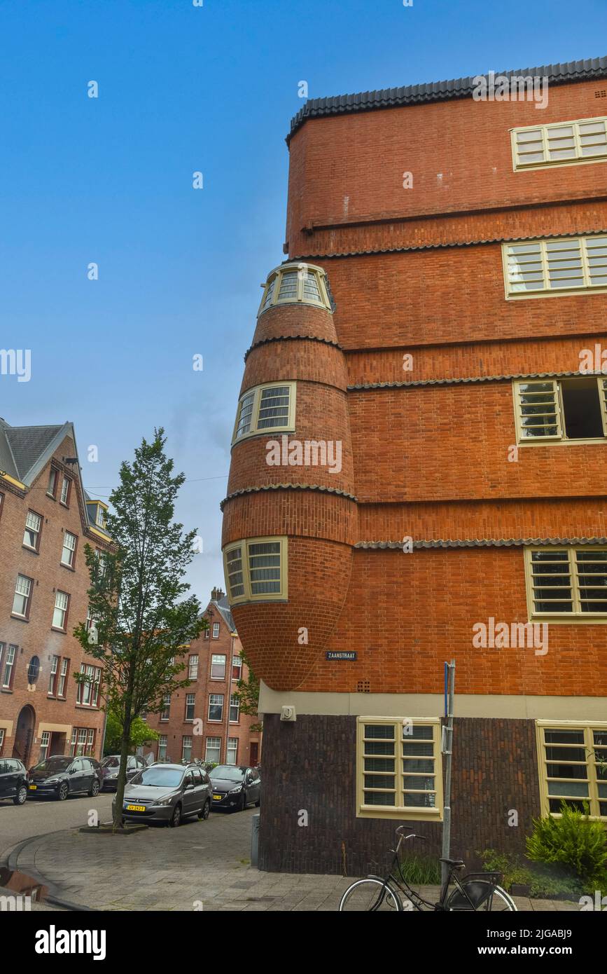 Amsterdam, Paesi Bassi. Giugno 2022. Vista del caratteristico edificio residenziale in mattoni nello stile della Scuola di Amsterdam a Spaarndammerbuurt, Amster Foto Stock
