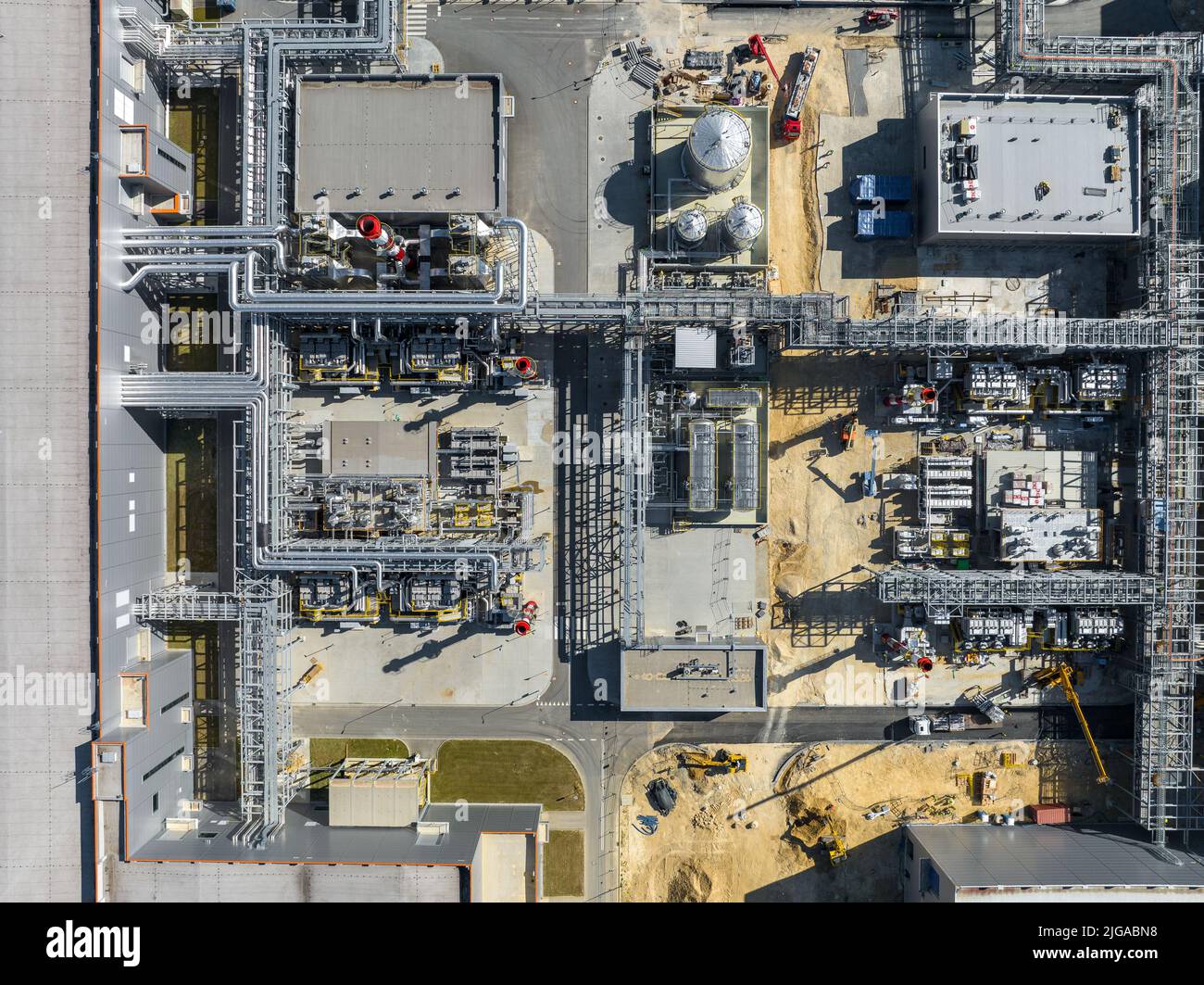 Raffineria di petrolio e gas di fabbrica. Moderna fabbrica di energia a combustibile. Vista dall'alto del sito industriale. Sfondo industriale. Foto Stock