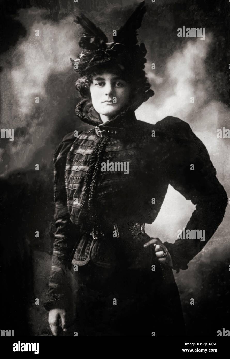 Ritratto di Maud Gonne MacBride (1866-1953), rivoluzionario repubblicano inglese, suffragette e attrice. Di discendenza anglo-irlandese, si convertì al nazionalismo irlandese a seguito della difficile situazione delle persone sfrattate nelle guerre terrestri. Si agitò attivamente per la regola domestica e poi per la repubblica dichiarata nel 1916. Era anche ben nota per essere la musa e l'amore di lungo tempo interesse del poeta irlandese W. B. Yeats. Foto Stock