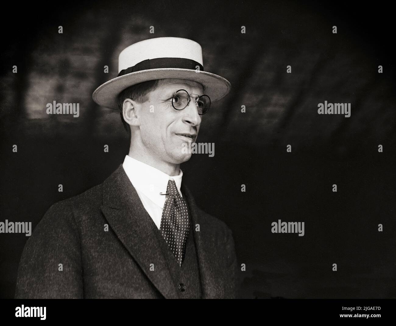 Ritratto di Éamon de Valera (1882-1975), comandante del Mulino di Boland durante la rivolta di Pasqua del 1916, fu arrestato e condannato a morte, ma rilasciato per una serie di ragioni, tra cui la risposta pubblica all'esecuzione britannica dei leader in ascesa. Tornò in Irlanda dopo essere stato incarcerato in Inghilterra e divenne una delle principali figure politiche della Guerra d'Indipendenza. Più tardi divenne un uomo di stato e leader politico di spicco che servì diversi termini come capo di governo e capo di stato. Ha avuto un ruolo di primo piano nell'introduzione della Costituzione irlandese del 1937. Foto Stock