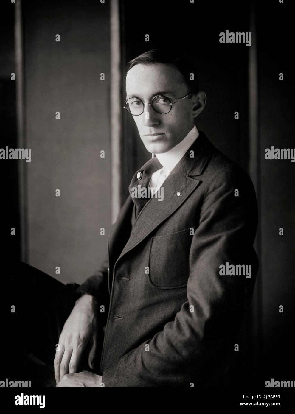 Ritratto di Éamon de Valera (1882-1975), comandante del Mulino di Boland durante la rivolta di Pasqua del 1916, fu arrestato e condannato a morte, ma rilasciato per una serie di ragioni, tra cui la risposta pubblica all'esecuzione britannica dei leader in ascesa. Tornò in Irlanda dopo essere stato incarcerato in Inghilterra e divenne una delle principali figure politiche della Guerra d'Indipendenza. Più tardi divenne un uomo di stato e leader politico di spicco che servì diversi termini come capo di governo e capo di stato. Ha avuto un ruolo di primo piano nell'introduzione della Costituzione irlandese del 1937. Foto Stock