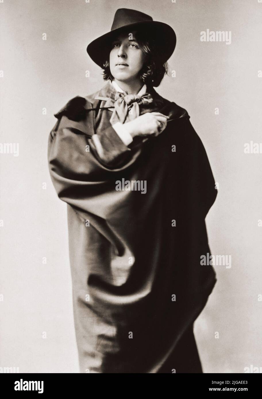 Oscar Fingal o'Flahertie Wills Wilde (1854-1900) è stato un poeta e drammaturgo irlandese. Dopo aver scritto in diverse forme nel corso del 1880s, divenne uno dei più popolari playwrights di Londra all'inizio del 1890s. È ricordato meglio per i suoi epigrammi e gioca come 'l'importanza di essere serio' e il suo romanzo 'la foto di Dorian Gray'. Nel 1895 è stato condannato e imprigionato per grave indecenza per atti omosessuali consensuali in 'uno dei primi processi di celebrità'. Liberato dopo 2 anni, si stabilì a Dieppe, Francia, dove morì all'età di 46 anni. Foto Stock