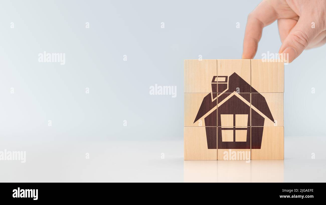 casa su cubi di legno. biglietto da visita o pubblicità per lo sviluppatore di immobili o impresa di costruzione. Concetto di costruzione, immobiliare. Casa i Foto Stock