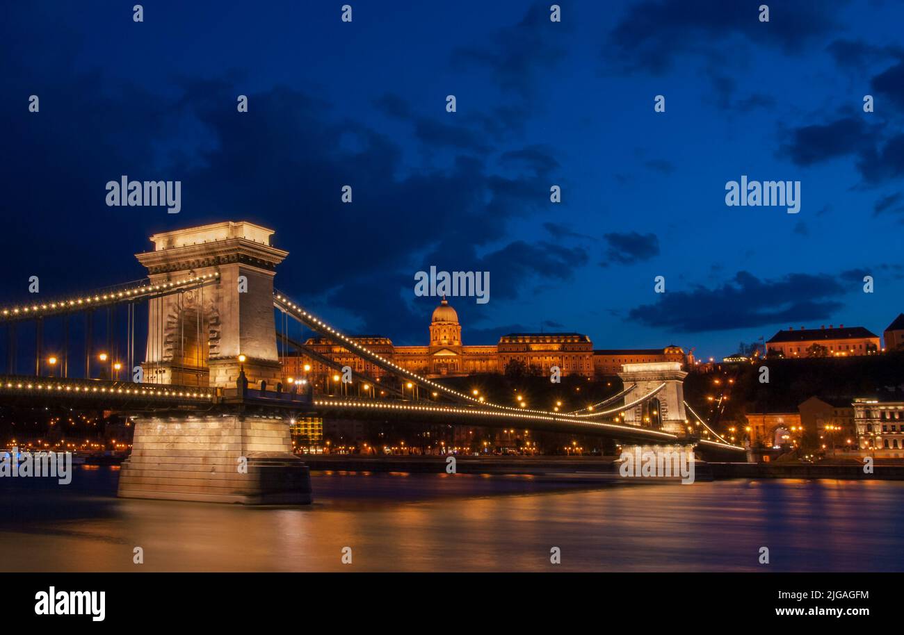 Palazzo reale o il Castello di Buda e il Ponte delle catene dopo il tramonto a Budapest in Ungheria. Foto Stock