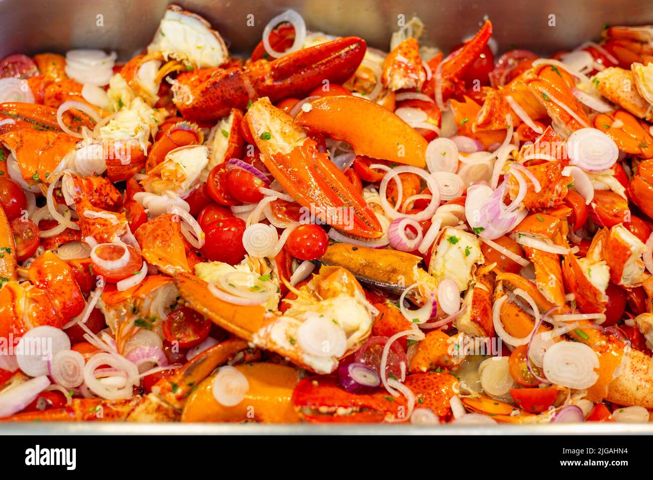 Deliziosa insalata di aragosta da vicino con cipolla, un piatto fresco e leggero. Ricetta per feste, banchetti di nozze, eventi. Italian food.Close up Foto Stock