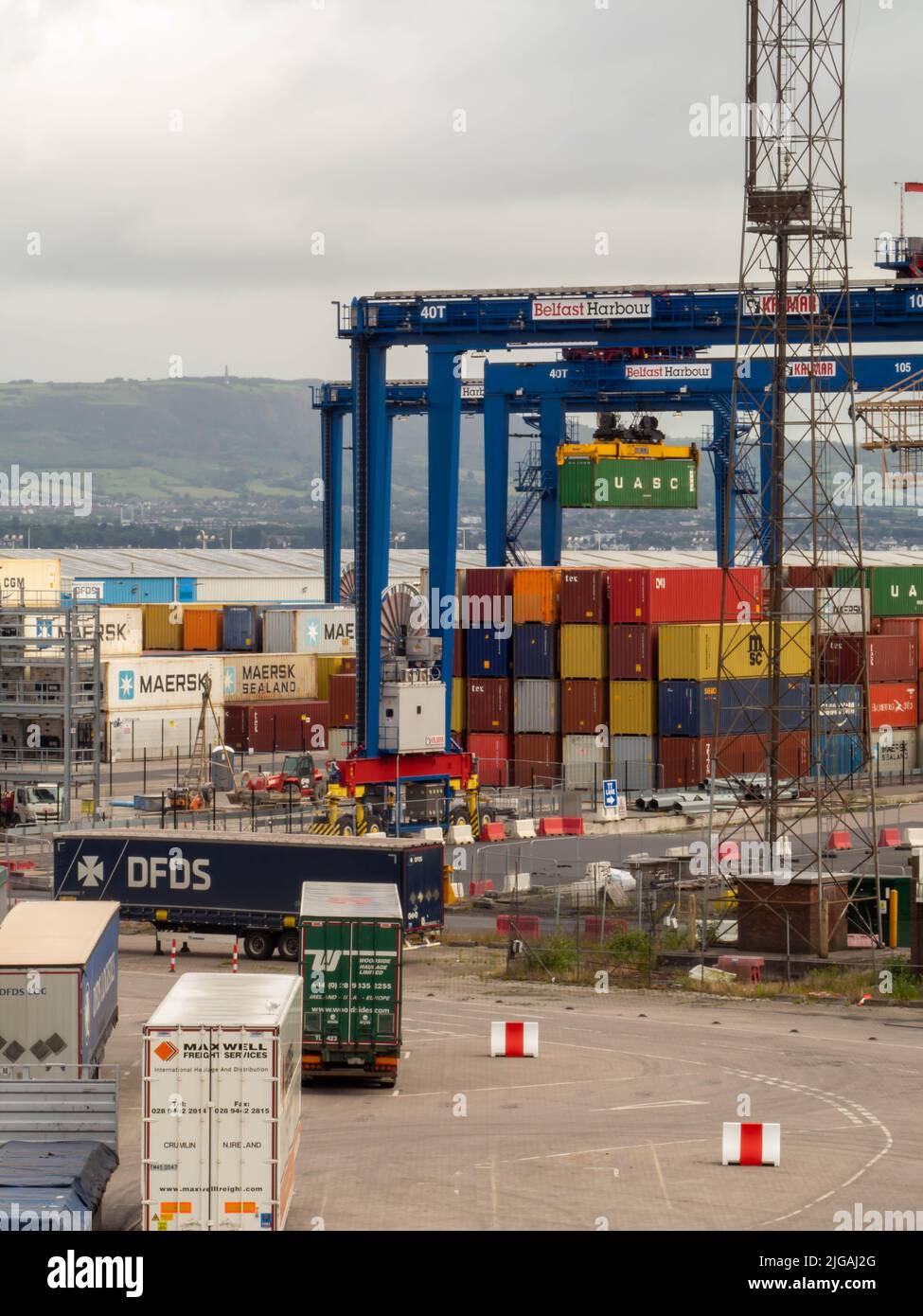 Belfast Docks, che mostra i container impilati e gli autocarri in attesa di essere caricati. Foto Stock