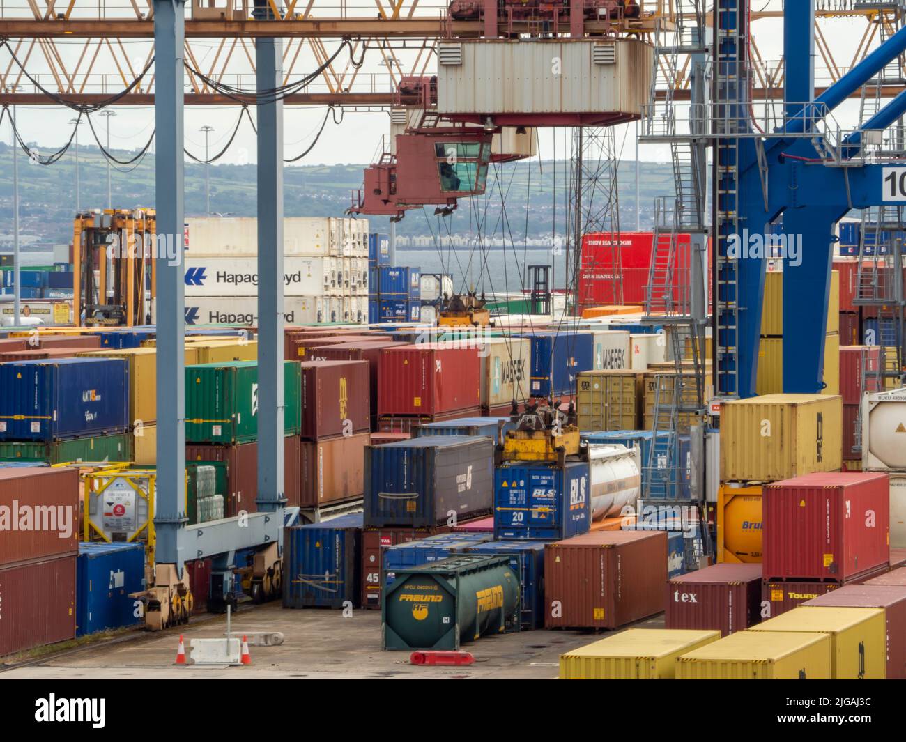 Belfast Docks, il caricamento e la cernita di contenitori metallici per l'esportazione o l'importazione di merci. Foto Stock