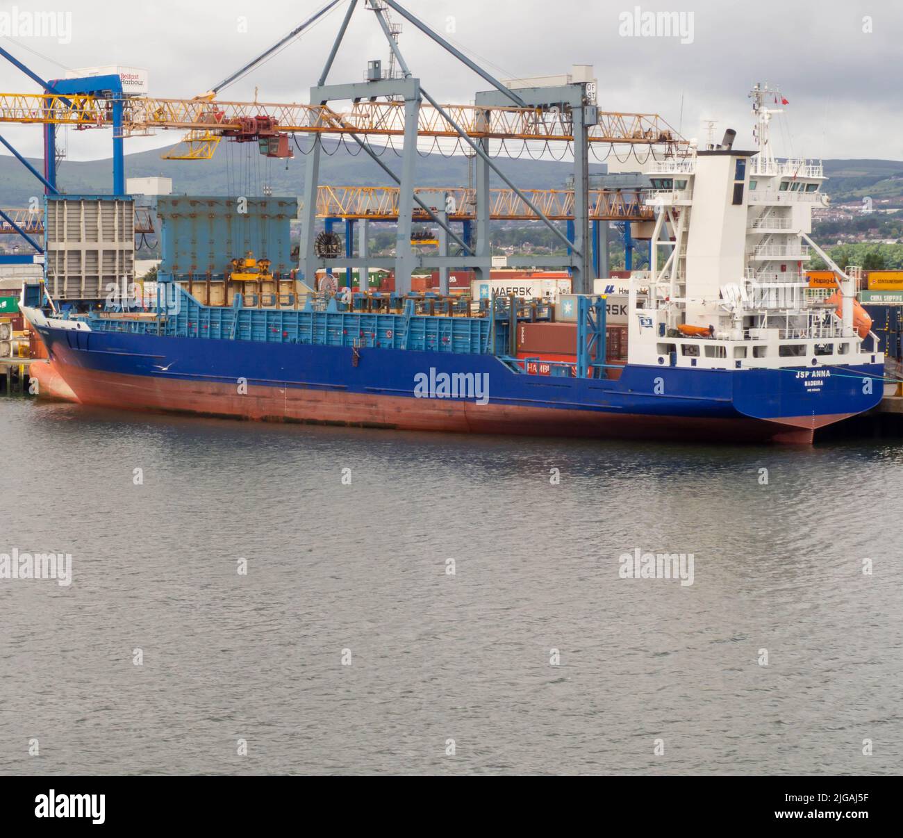 La nave JSP ANNA (IMO: 9354454, MMSI 255775000) è una nave container costruita nel 2006 e che naviga sotto la bandiera di Madeira nel Belfast Dock. Foto Stock