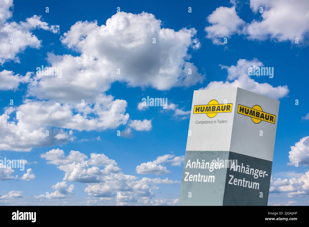 Werbeschild der Firma Humbaur auf ihrem Standort in Gersthofen bei Augsburg Foto Stock