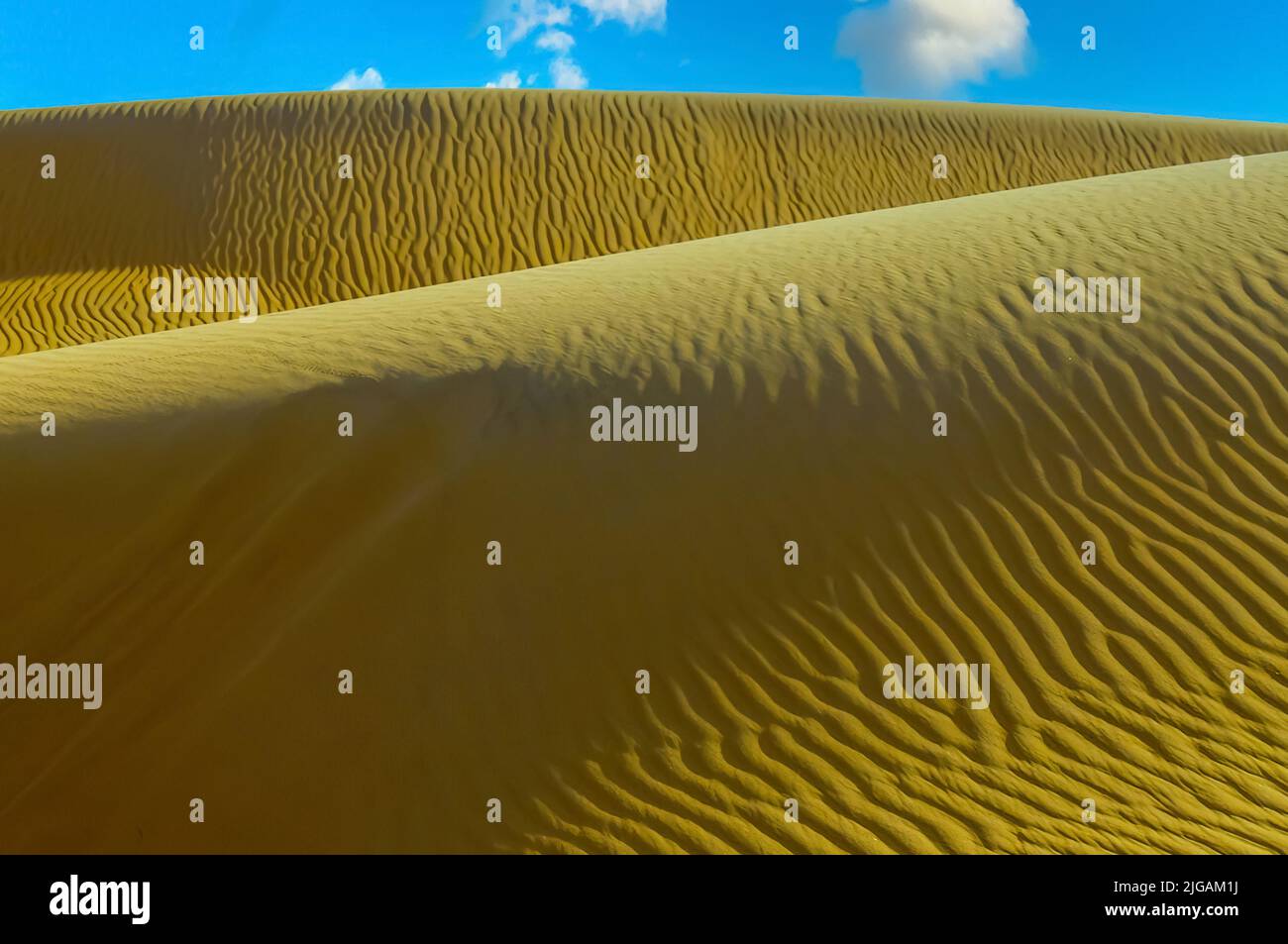 Nuvole dietro le dune di sabbia nel deserto di Hatta Foto Stock