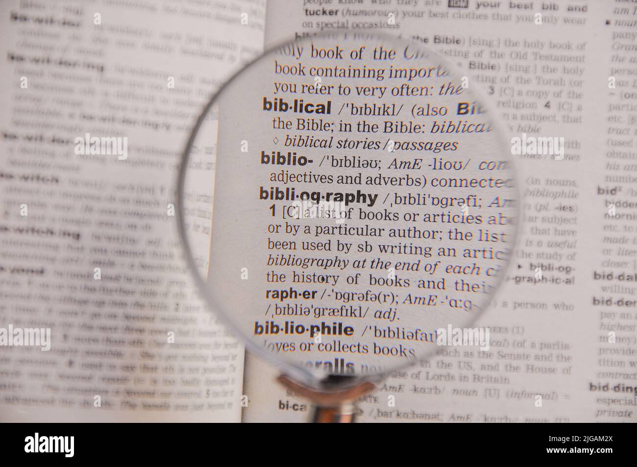 La definizione della parola Bibliografia in un dizionario, in lente d'ingrandimento, traduttore e concetto di lingua Foto Stock