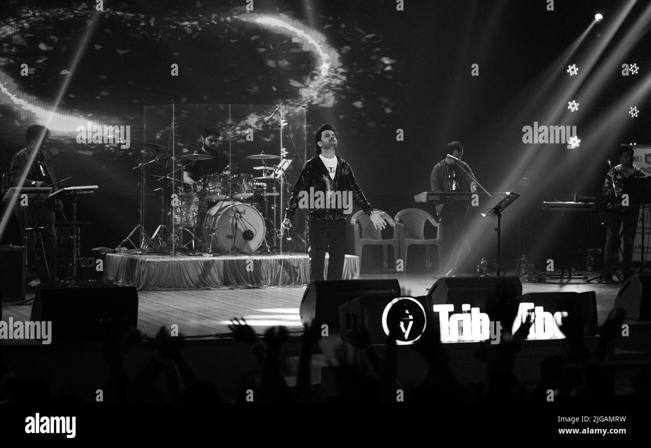 Una scala di grigi di un concerto di Javed Ali a Jamshedpur, India Foto Stock