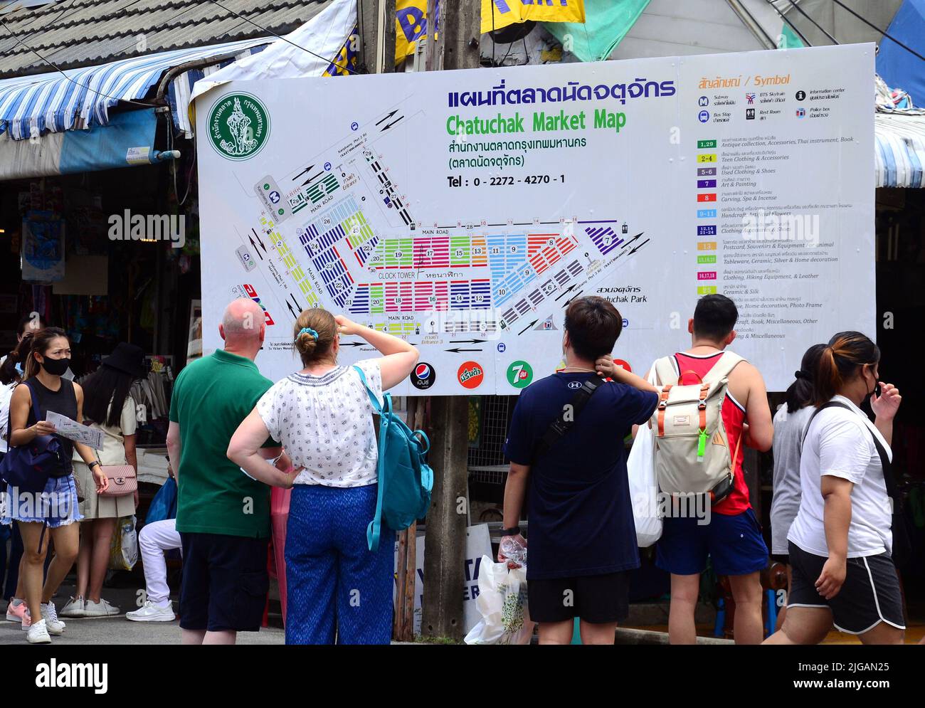 La gente studia una grande mappa su un cartello all'ingresso principale del mercato del fine settimana di Chatuchak, Bangkok, Thailandia, Asia. Il mercato è il più grande mercato in Thailandia, quindi ci vuole sforzo per esplorarlo e trovare le merci che la gente può desiderare di acquistare. Foto Stock